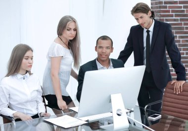 İş ekibi yeni bir iş projesi üzerinde çalışıyor.