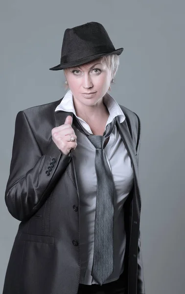 Retrato de una mujer escandalosa con un sombrero negro —  Fotos de Stock