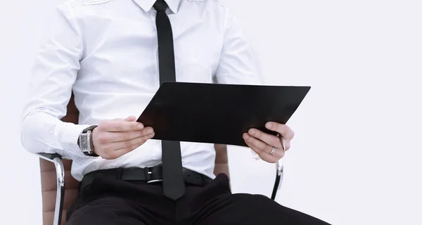 Внимательный бизнесмен с планшетом, сидящий на офисном стуле — стоковое фото