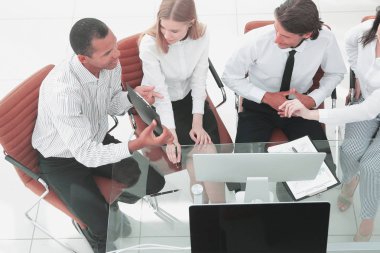 İş ekibi iş belgesini tartışıyor. İş konsepti..