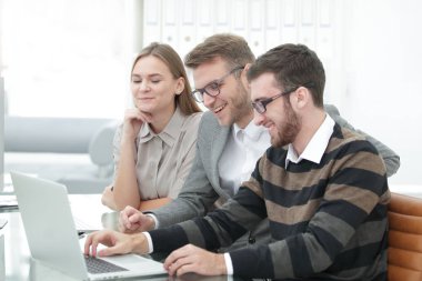 Grup iş ortakları toplantıda oda ofis yeni proje tartışıyor