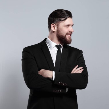 kendine güvenen işadamı tarafına bakıyor. Beyaz arka plan üzerinde izole