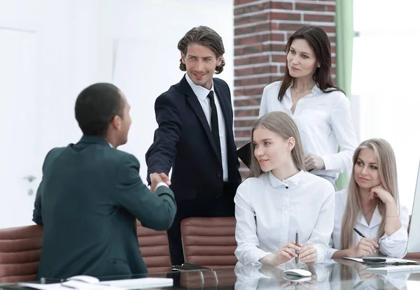 Geschäftspartner, die einen Workshop im Büro durchführen — Stockfoto