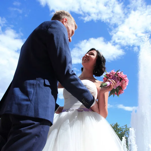 Gros Plan Une Mariée Aimante Marié Debout Côté Fontain Photo — Photo