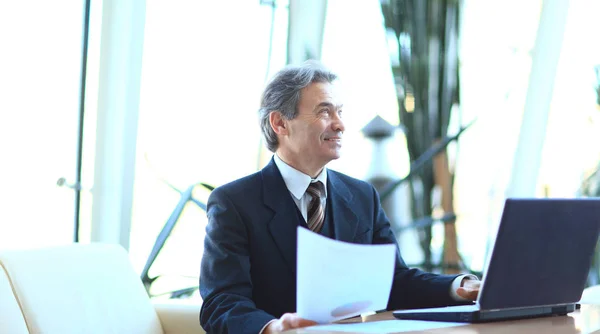 Affärsman som arbetar med affärsdokument som sitter vid sitt skrivbord. — Stockfoto