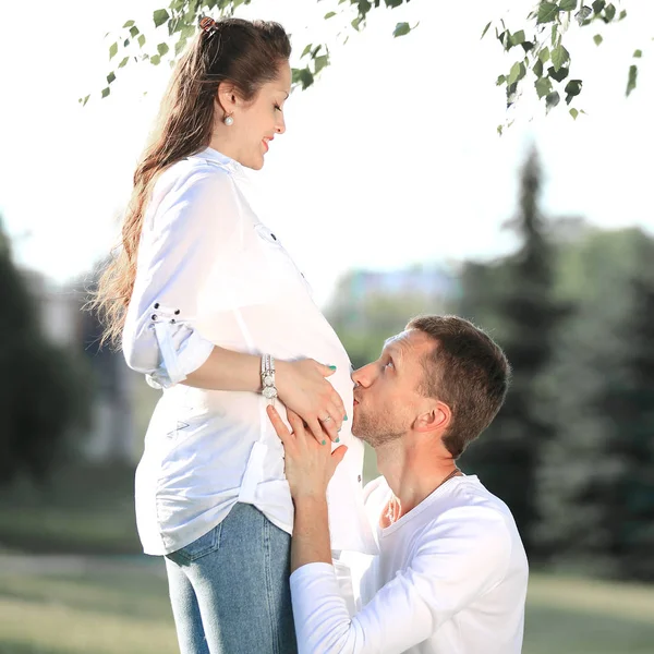 Felice marito abbracciare la moglie incinta in una passeggiata nel parco — Foto Stock