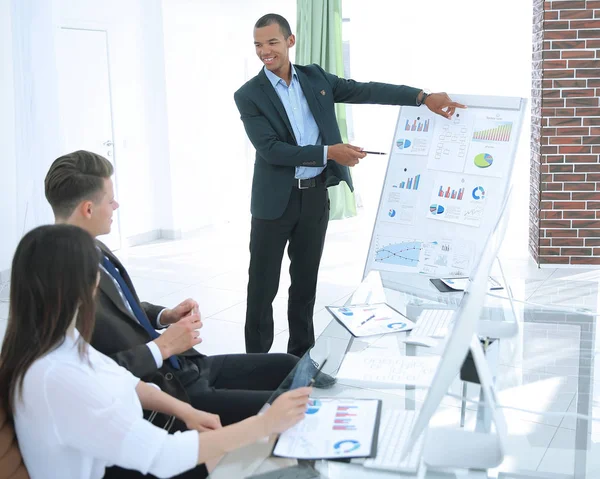 Jeune homme d'affaires faisant rapport à la présentation de l'entreprise — Photo