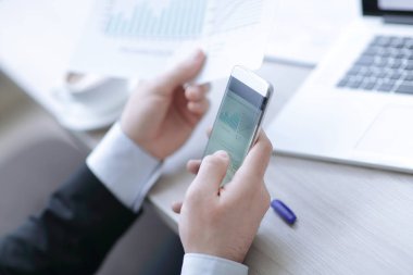 Finans ve banka kullanan closeup.business kişi internet üzerinde