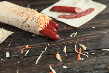 Shawarma sosisli kopya alanı ile ahşap bir table.photo üzerinde