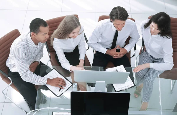 Equipo de negocios discutiendo un concepto de negocio document.the. — Foto de Stock