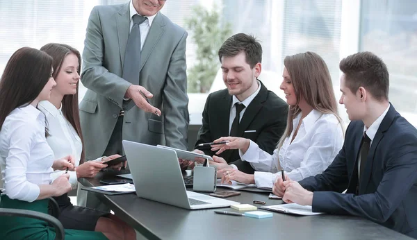 Hombre de negocios senior discutiendo con el equipo de negocios para trabajar temas — Foto de Stock