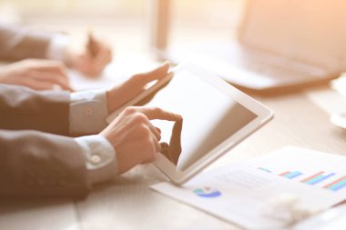 up.Businessman onun masasında bir dijital tablet ile kapatmak