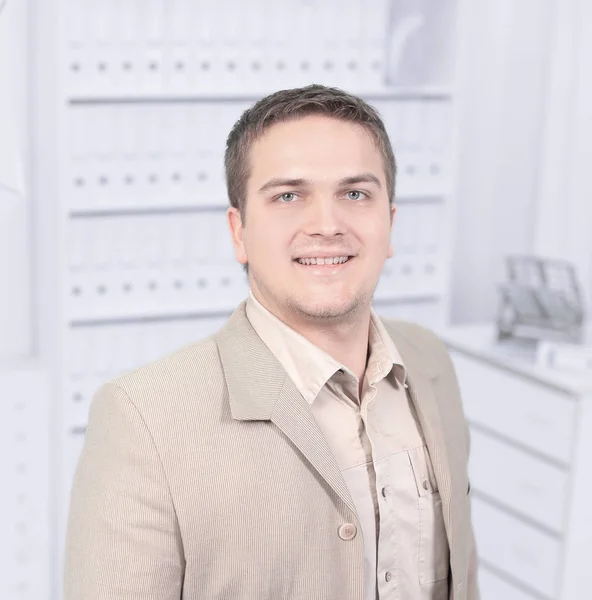 Succesvolle jonge man op de achtergrond van het Bureau — Stockfoto