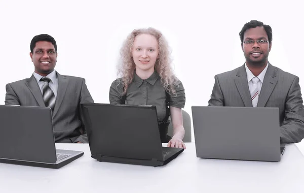 Erfolgreiches Business-Team arbeitet mit laptop.isolation auf weiß — Stockfoto