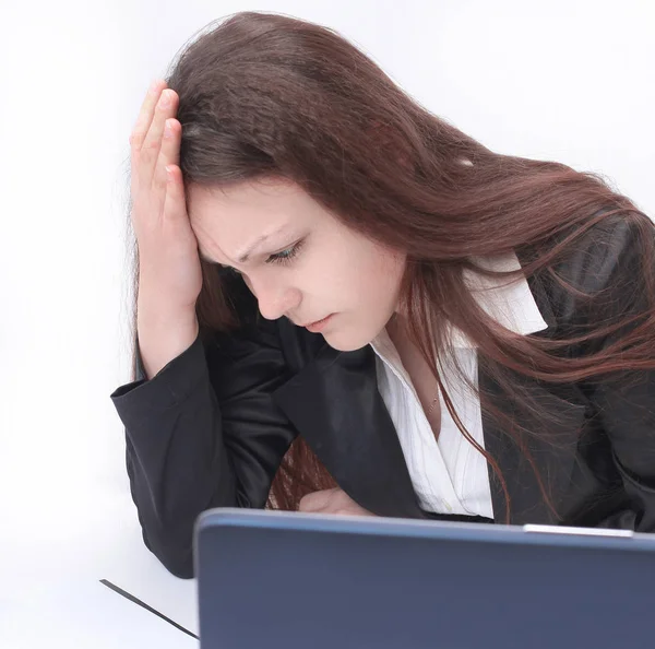 Porträtt av trött ung affärskvinna med laptop — Stockfoto