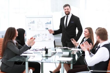 iş takım konuşmacı olarak bir iş sunumu alkış