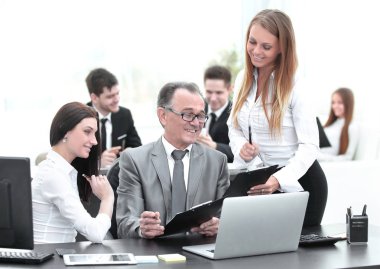 iş takım finansal veriler başkanı ile tartışıyor.