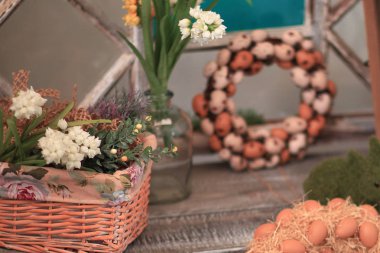 Tablo ve rattan dokuma çiçek Vazoda Çiçekler