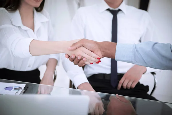 Handshake mezi obchodní žena a investora — Stock fotografie