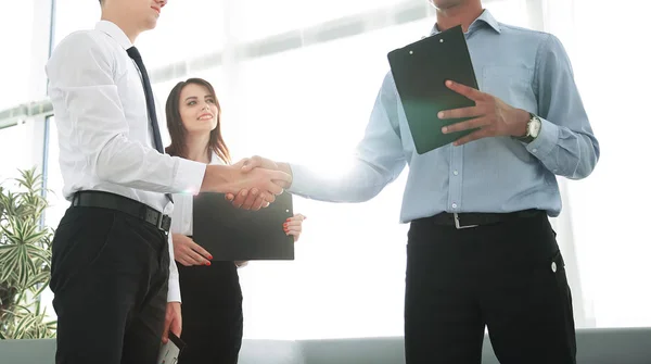 Handshake obchodních partnerů v kanceláři — Stock fotografie