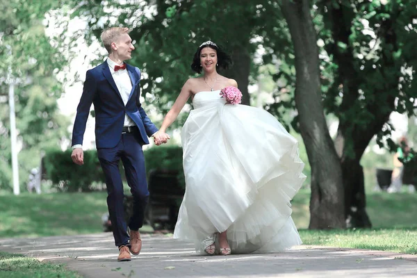 Casal feliz andando no beco do Parque — Fotografia de Stock