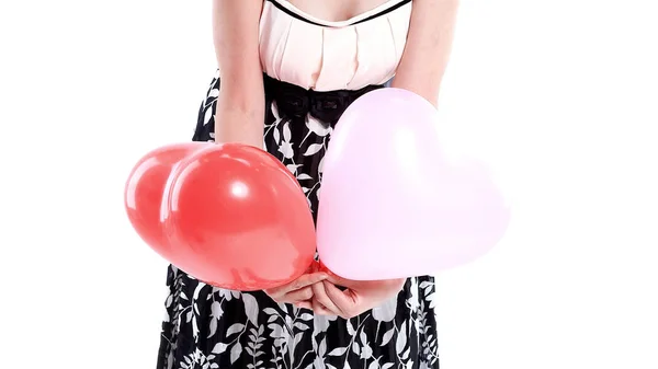 美丽的年轻女子抱着红色气球心脏. — 图库照片