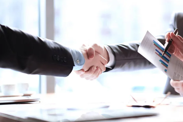 Uzavřít up.handshake obchodní partnery v tabulka sady office — Stock fotografie