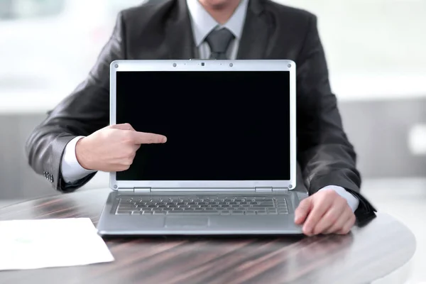 Бизнесмен показывает палец на экране ноутбука — стоковое фото