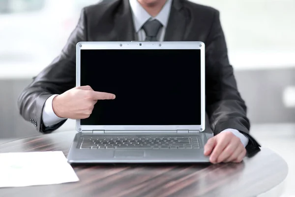 Nära up.businessman visar ett finger på den bärbara skärmen — Stockfoto