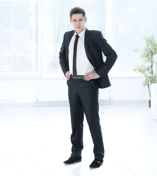 Pleno crescimento.confiante jovem empresário em pé no escritório . — Fotografia de Stock