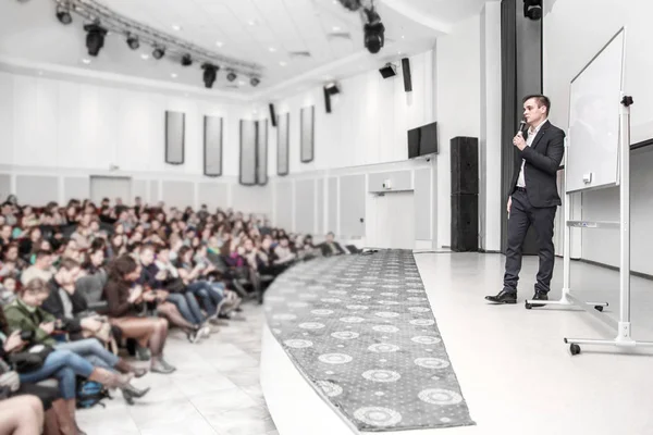 Talaren talar vid en företagskonferens framför entreprenörer och journalister — Stockfoto