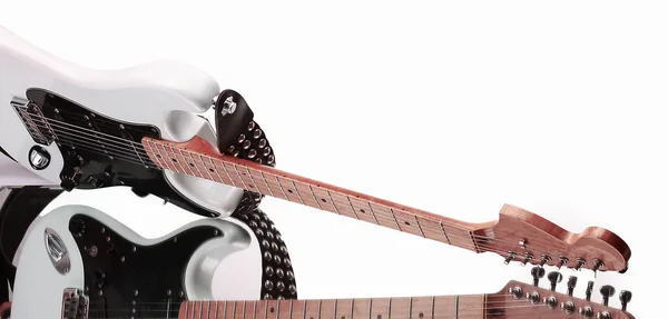 Close up. Chitarra elegante con riflesso. isolato su un bianco — Foto Stock