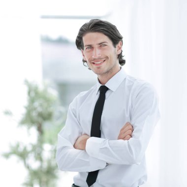 office arka plan üzerinde ciddi genç işadamı