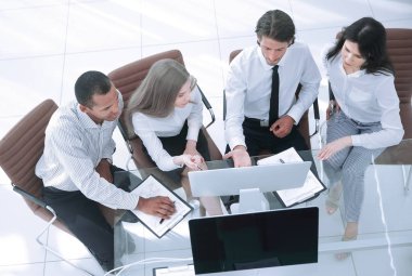 İş ekibi iş belgesini tartışıyor. İş konsepti..