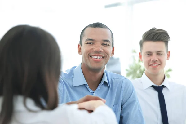 Grupo de colegas en el fondo oficina moderna — Foto de Stock