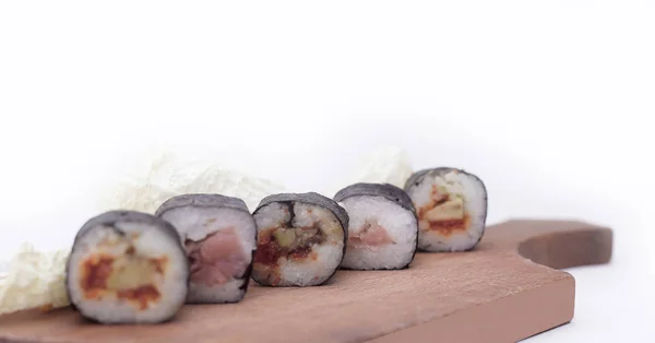 Rolos de sushi em um corte Board.isolated em branco — Fotografia de Stock