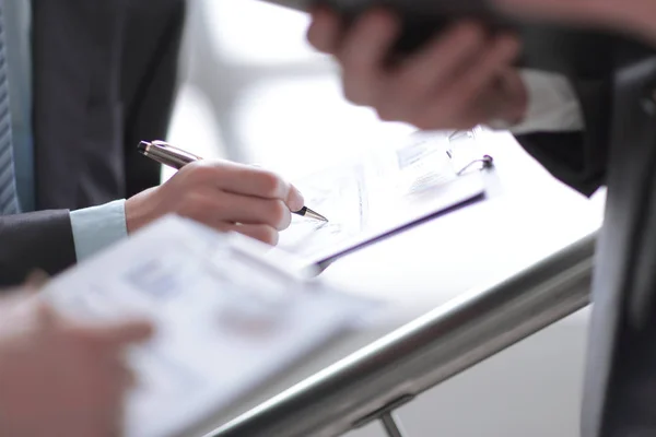 Close up van zakelijke mensen handen wijzen groeiende financiële bu — Stockfoto