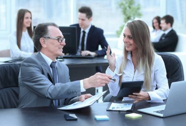 Finansal verilerle çalışmak için dijital tablet kullanarak çalışanlar