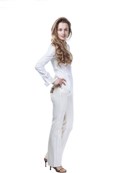 Retrato de mulher de negócios bem sucedida em um pantsuit branco elegante sobre um fundo branco — Fotografia de Stock