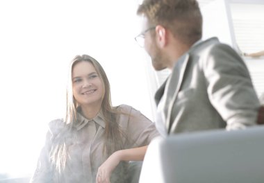 Kapat. İş molasında elektronik sigarayla iş adamı.