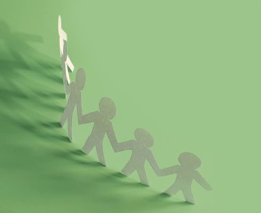 yeşil bir arka plan üzerinde kağıt adam grup