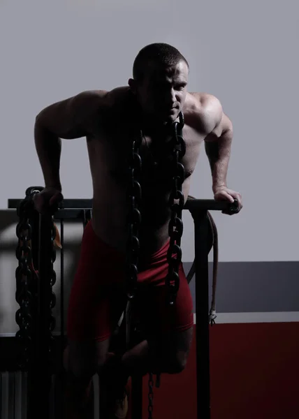 Gaya binaragawan dengan rantai berat berdiri di gym . — Stok Foto