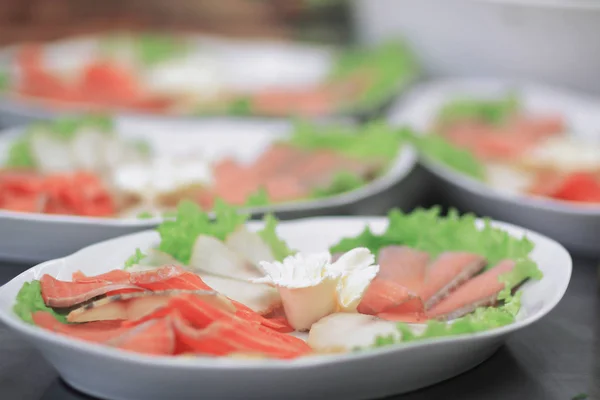 Fermer vers le haut.plats avec filet de poisson sur la table de cuisine dans la res — Photo