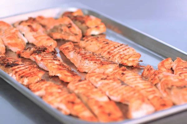 Up.Grilled kırmızı balık fillet.healthy beslenme kavramı kapatın — Stok fotoğraf