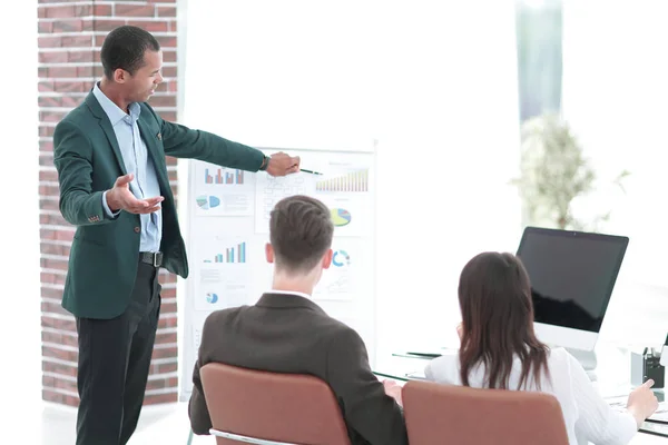 Speaker makes a report on the presentation of the financial project — Stock Photo, Image