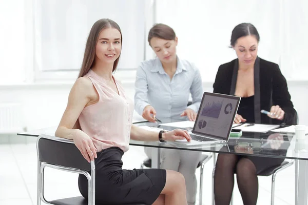 Geschäftstreffen, Geschäftsfrau erklären analysieren den Verkaufsplan des Unternehmens — Stockfoto