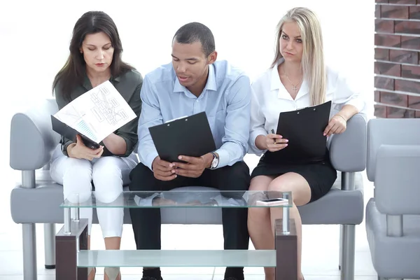 Equipo de negocios con portátil durante un descanso de trabajo — Foto de Stock