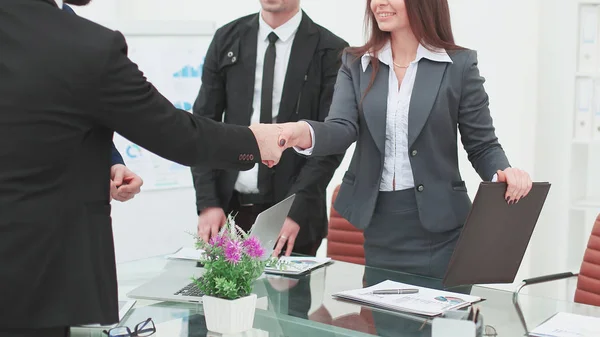 Handshake obchodních partnerů po projednání financování projektu — Stock fotografie