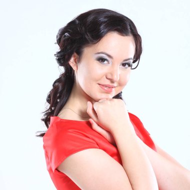 Tam büyüme beyaz arka plan üzerinde izole Kırmızı elbiseli güzel bir genç kadının portresi