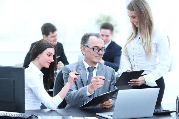 Team di lavoro che discute con il responsabile dei dati finanziari — Foto Stock